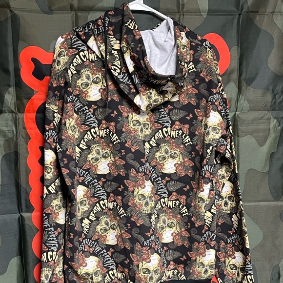 Hoodie size large - Picture 2 of 3